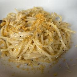 Bottega Bernacca - Espaguete Caccio e pepe servido com limão siciliano e bottarga ralada. Combinação maravilhosa.