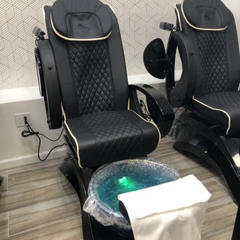 Distinctive Nails - My chair ready. I love that they have covers for the tub - Nail Salons Near Me - Summerville, South Carolina