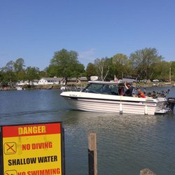 Thumbs Up Charter Services - Our boat, the Showstopper, returning from a successful fishing adventure.