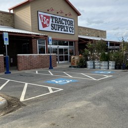Exterior photo of Tractor Supply - Kernersville, North Carolina Exterior photo of Tractor Supply - Kernersville, North Carolina