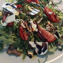 Unico - Frische Salatplatte mit dünn geschnittenem warmen Fleischstreifen.