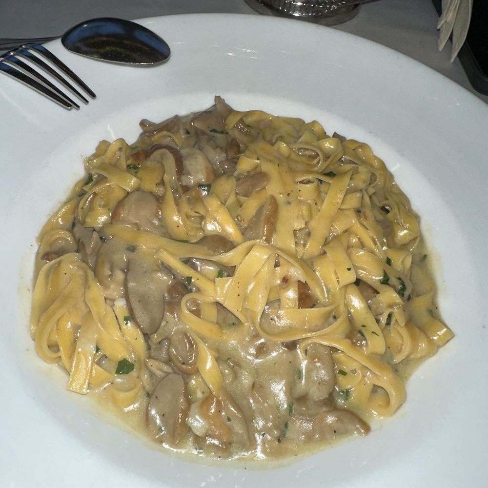 Via Alloro - Tagliatelle Con Funghi Porcini - Italian Near Me - Beverly Hills, California Via Alloro - Tagliatelle Con Funghi Porcini - Italian Near Me - Beverly Hills, California