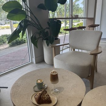 Un Attimo Coffee - Window seats - Coffee & Tea Near Me - Plantation, Florida