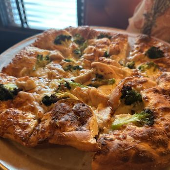 The Villa Restaurant - White Pizza with Chicken and Broccoli - Italian Near Me - Wayland, Massachusetts The Villa Restaurant - White Pizza with Chicken and Broccoli - Italian Near Me - Wayland, Massachusetts