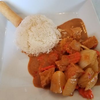 Pad Thai - Massaman curry lunch special with tofu. - Thai Near Me - Madisonville, Louisiana