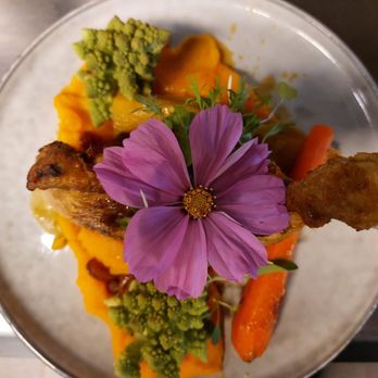Altérez-vous - Poulet bio au safran, fenouil et airelles séchées, mousseline de butternut à l'orange, légumes poêlés au beurre noisette, graines toastées. - Restaurants Near Me - Louvain-la-neuve, WBR Altérez-vous - Poulet bio au safran, fenouil et airelles séchées, mousseline de butternut à l'orange, légumes poêlés au beurre noisette, graines toastées. - Restaurants Near Me - Louvain-la-neuve, WBR