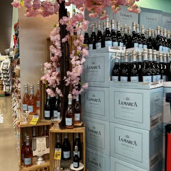 Safeway - Love the decor here by the wine. - Grocery Near Me - San Ramon, California