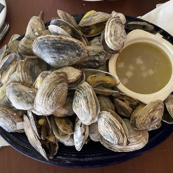 Seaport Grille - 2-pound plate of hot fresh steamers! - Seafood Near Me - Gloucester, Massachusetts Seaport Grille - 2-pound plate of hot fresh steamers! - Seafood Near Me - Gloucester, Massachusetts