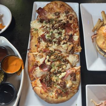 Twisted Oak Tavern - Prosciutto & Date Flatbread - American Near Me - Camarillo, California