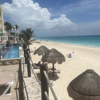 Bsea Cancun Plaza Hotel - Where the pool and beach meet at the hotel - Hotels Near Me - Cancún, ROO