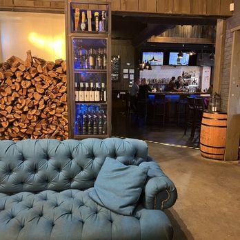 The Oak Barrel - Interior and bar area - Brasseries Near Me - Valley View, Ohio