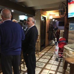 Restaurante Casa Pere - La zona de dentro es el típico bar con su barra y mesas altas. Al fondo el comedor.