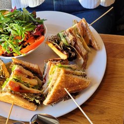 Second Street - Club Sandwich mit Pute. Wahlweise mit Pommes oder Salat.