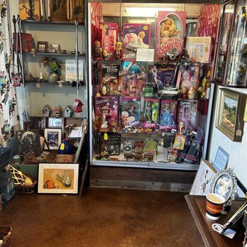 The Vintage Peddler - Grammy's Garage is full of all those weird cool things any Grammy from the Arkansas Ozarks with a beatnik son. - Antiques Near Me - Simi Valley, California The Vintage Peddler - Grammy's Garage is full of all those weird cool things any Grammy from the Arkansas Ozarks with a beatnik son. - Antiques Near Me - Simi Valley, California
