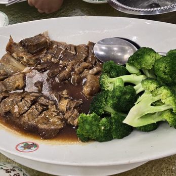 Golden Lake Pavilion - House Beef Short Rib with Broccoli - Dim Sum Near Me - Flushing, New York Golden Lake Pavilion - House Beef Short Rib with Broccoli - Dim Sum Near Me - Flushing, New York