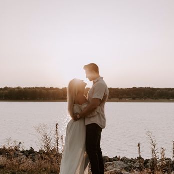Alum Creek State Park - Romantic sunset engagement photo - Parks Near Me - Delaware, Ohio Alum Creek State Park - Romantic sunset engagement photo - Parks Near Me - Delaware, Ohio