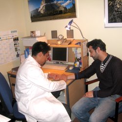 Pacific Acupuncture Herbal Medicine & Fertility - Dr. Simon Xue treating his patient