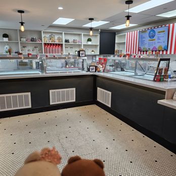 Dave’s Ice Cream - Interior - Ice Cream & Frozen Yogurt Near Me - Honolulu, Hawaii