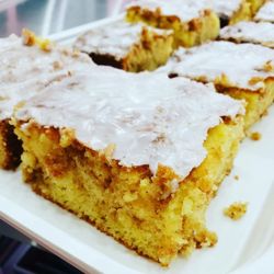 DeLoozeycakes - Honeybun cake