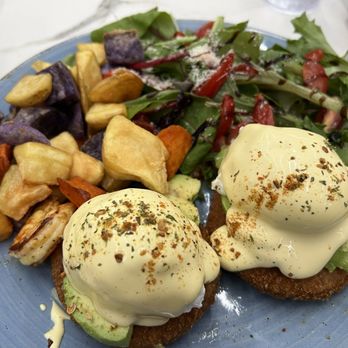 Ramona's Kitchen - Crab Cake Benny with Avocado - Breakfast & Brunch Near Me - Toronto, Ontario
