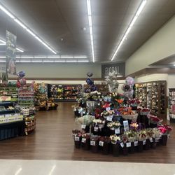 Vons - Obscenely oversized floral department.