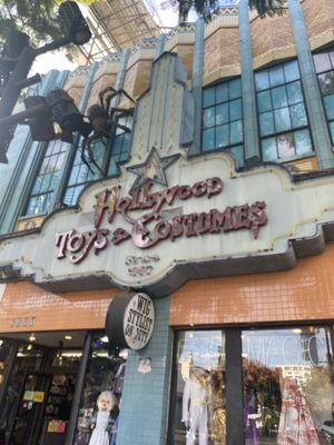 Hollywood Toys & Costumes by null