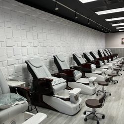 Hammond Nails of Buckhead - They got newly replaced spa chairs that are super comfortable!
