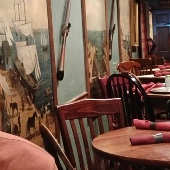 Jessop's Tavern - Guns and pictures - American Near Me - New Castle, Delaware