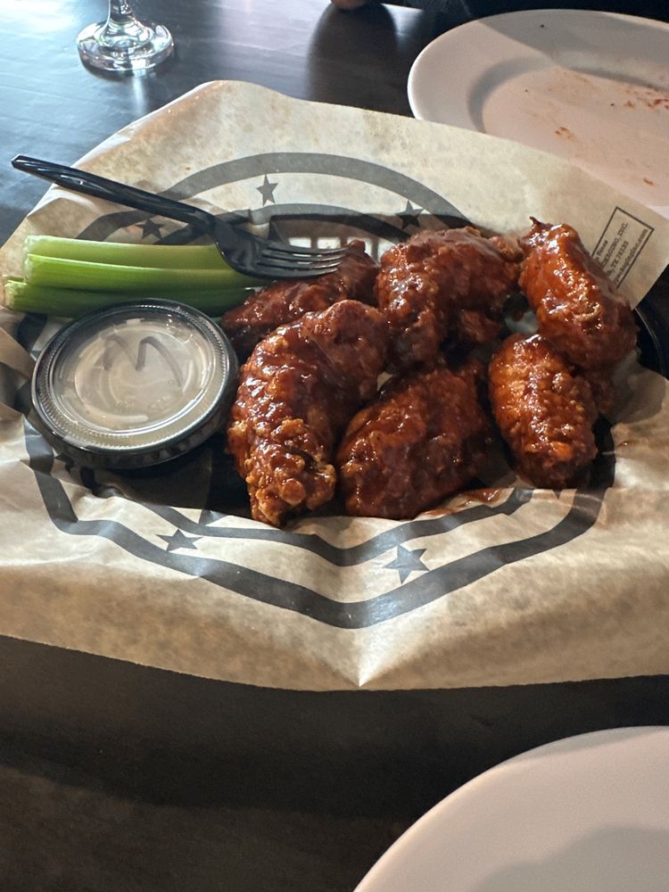 4th Quarter Bar & Grill Logo