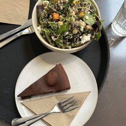 Café Ex Machina - Quinoa salad and chocolate cake