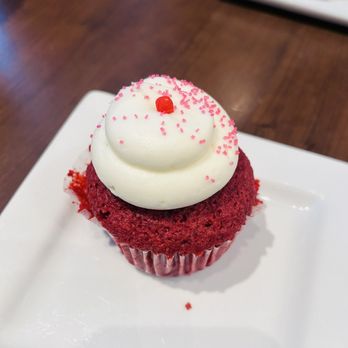 Les Glaceurs - Red velvet cupcake - Desserts Near Me - Montreal, Quebec Les Glaceurs - Red velvet cupcake - Desserts Near Me - Montreal, Quebec