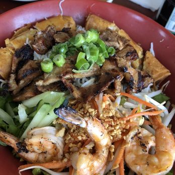 Pho Da - (#29)Rice Vermicelli w/ Shrimp, Egg roll, Choice of meat - Vietnamese Near Me - Rosemead, California
