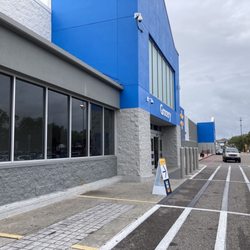 Walmart Supercenter - Store entrance