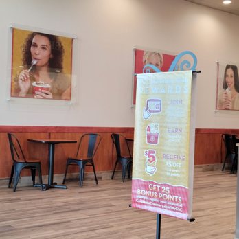 Cold Stone Creamery - Sitting area - Ice Cream & Frozen Yogurt Near Me - Yuba City, California
