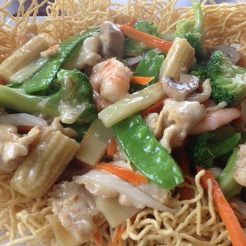 Pho Chau - Crispy egg noodles, combination plate - Vietnamese Near Me - Rochester, Minnesota