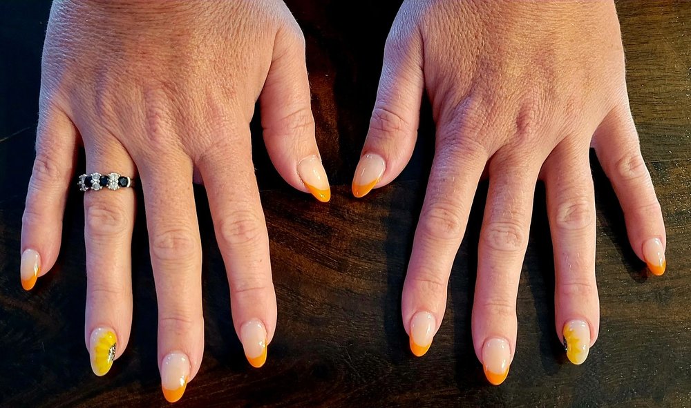 QQ Nails Logo