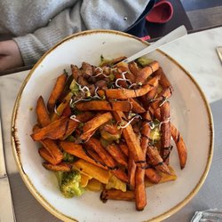 Friedrich's - Süß Kartoffel Pommes mit Gemüse in Kokossoße