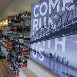 FLEET FEET Metairie - Light box & accessories
