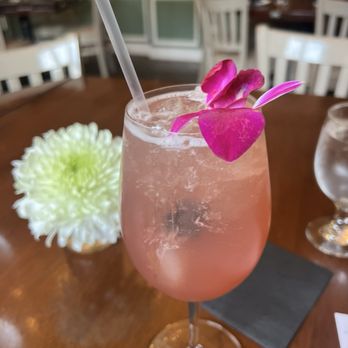 Fireside Tavern Sherborn - Loved the fresh flower on the table...& my blackberry spritz - American Near Me - Sherborn, Massachusetts