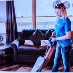 Spotless Cleaning Services - Vacuum carpet.
