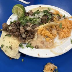 Mis taquitos con frijoles y arroz. Hmmm Delicioso