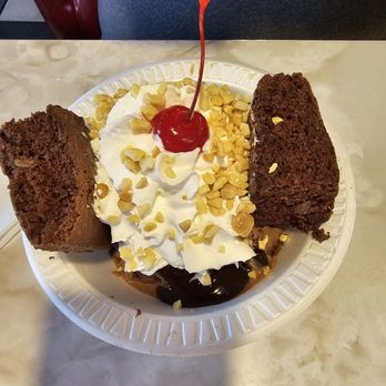 Cakes & Creams - Sweet tooth sundae - Pizza Near Me - Branson, Missouri Cakes & Creams - Sweet tooth sundae - Pizza Near Me - Branson, Missouri