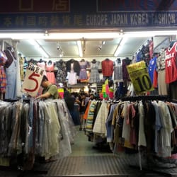 美之時裝入口店 - 美之門口的5元架和10元架上的衣服通常很醜，好東西一般藏在店內。