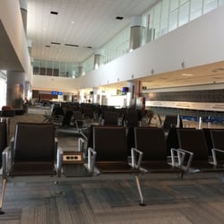 Aeroporto Internacional de Viracopos - Sala de embarque internacional possui cadeiras confortáveis e tomadas.