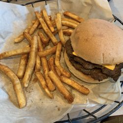 The Eastwood Restaurant & Golf Course - Cheeseburger & fries