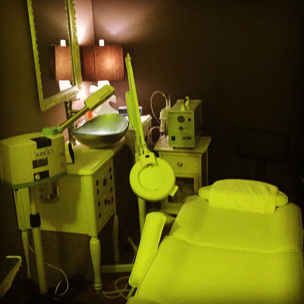 LOOKS HAIR SALON & CHIC BOUTIQUE Updated March 2024 12240 Coursey Blvd, Baton Rouge