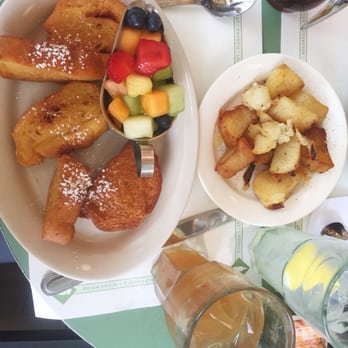 Raymond's - French Toast w/ a side of home fries (Comes with fresh fruit). Absolutely delicious!! - American Near Me - Montclair, New Jersey