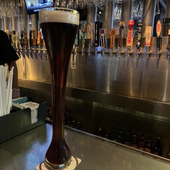 Yard House - 32 oz beer - New American Near Me - Honolulu, Hawaii