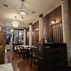 Mum Aroi - Interior