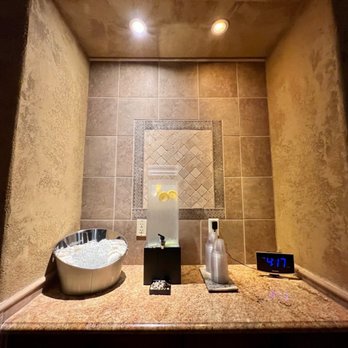 Spa Terra - Water and cold towels in women's locker room - Day Spas Near Me - Napa, California